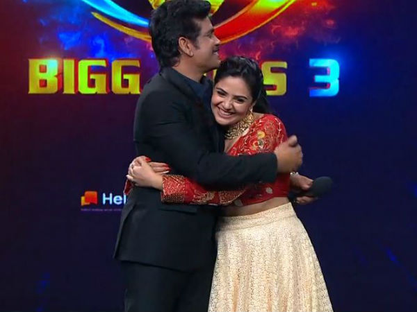 Sreemukhi Enters Into the Bigg Boss House Sreemukhi Enters Into the Bigg Boss House