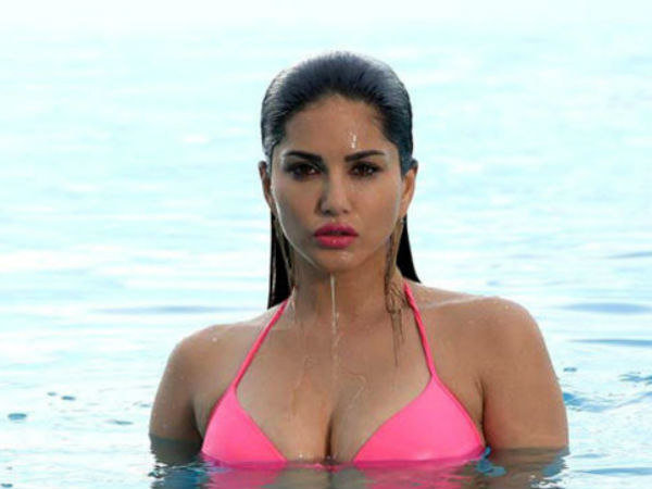 Sunny Leone gave phone number to fans Sunny Leone gave phone number to fans