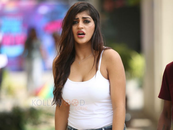 యషిక మొదటి నుంచీ బోల్డుగానే