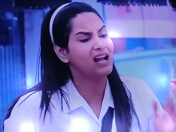 హిమజా పాకెట్లోకి చేయి