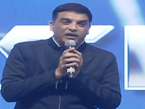 ఫ్యాన్స్తో సెల్ఫీ.. యూనిట్పై ప్రశంసలు