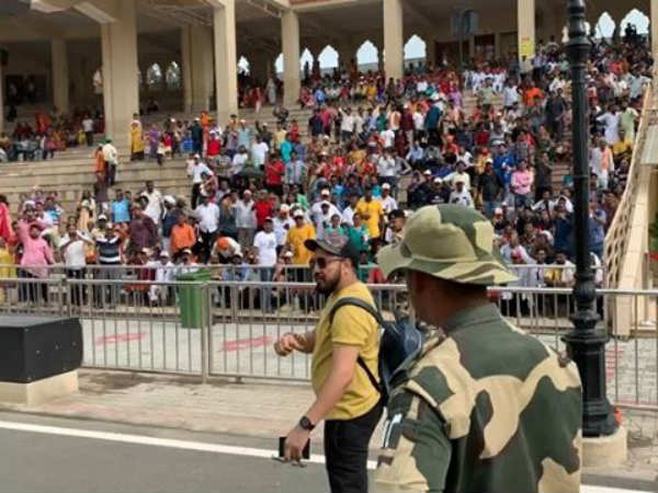 Bharat Mata ki Jai: Singer Mika Singh at Attari border Bharat Mata ki Jai: Singer Mika Singh at Attari border
