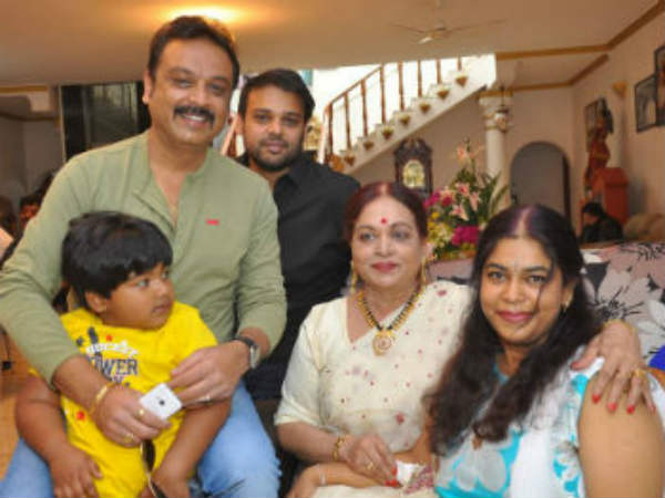 పైకి బాధ కనిపించకుండా నవ్వుతూ ఉండేవారు