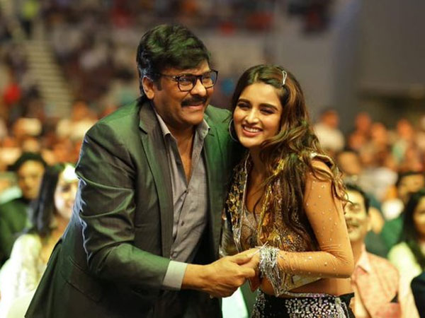 Nidhhi Agerwal with Chiranjeevi Goes viral on social media Nidhhi Agerwal with Chiranjeevi Goes viral on social media
