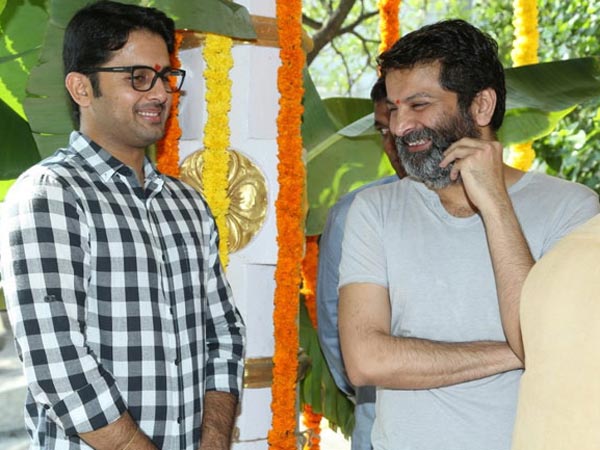 ఆ ఇంట్లో మెట్ల దగ్గర కూర్చొని..