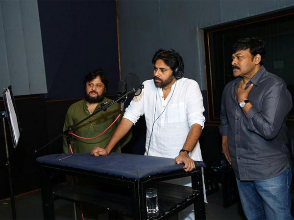 పండగ చేసుకుంటున్న మెగా అభిమానులు.. వైరల్ అవుతున్న పిక్స్