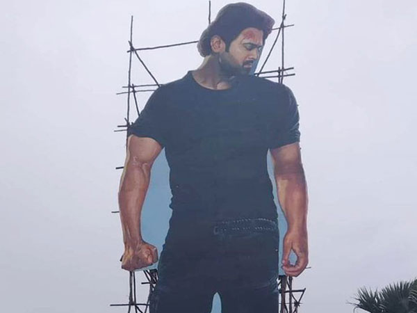 అభిమానులను ఆకర్షిస్తున్న 60 అడుగుల భారీ కటౌట్