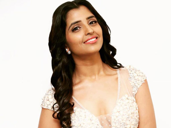 యాంకర్ శ్యామల క్లీవేజ్ షో.. స్టార్ హీరోయిన్లు కూడా దిగదుడుపే..
