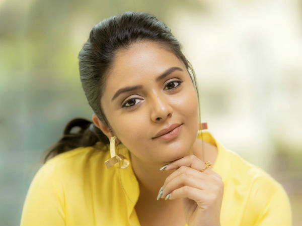 బంజారాహిల్స్ పోలీస్ స్టేషన్లో ఫిర్యాదు