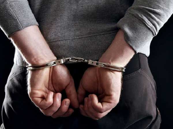 మేనేజర్ కోసం గాలింపు, అరెస్ట్