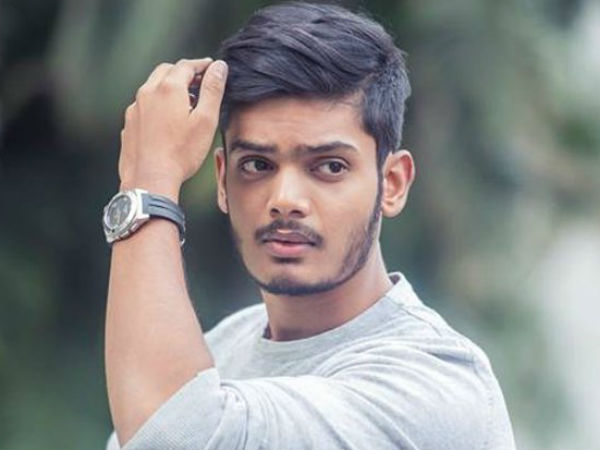 కొడుకు భవిష్యత్తు శిష్యుడి చేతిలో..