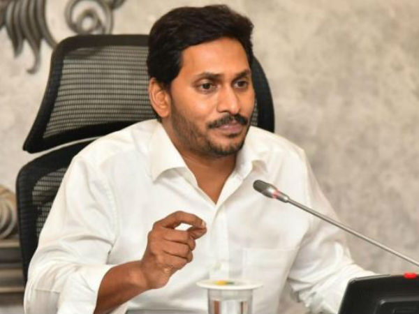 పక్కనే కుర్చీ వేసి కూర్చోబెట్టారు