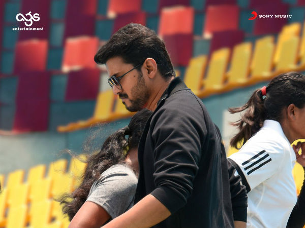 ప్రభుత్వానికి వ్యతిరేకంగా ఉన్న వారి సినిమాలను అడ్డుకోవడం..