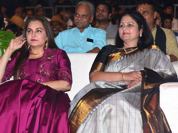 సీనియర్ తారలు.. సందడి వాతావరణం