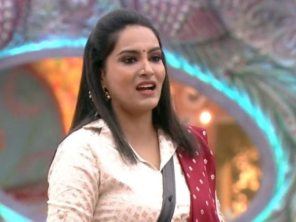 ఆమె ఎందుకు వచ్చిందంటూ సెటైర్లు..