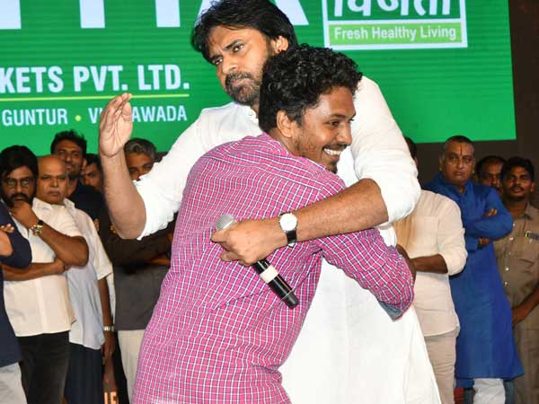 కోపంతో అరిచిన పవన్.. హోరెత్తిన స్టేడియం