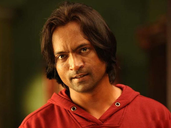 తప్పించుకొని తిరుగుతూ