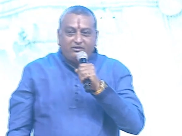 సైరా డైలాగులతో హోరెత్తిస్తూ