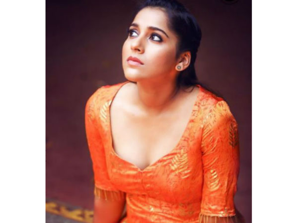 క్లీవేజ్ షోతో కిక్కెక్కిస్తోంది