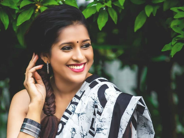మూగ జీవులపై ప్రేమ.. బుగ్గలు నాకేసింది