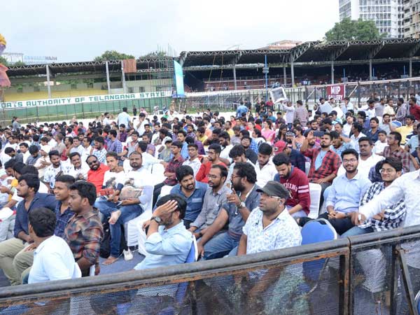 మెగా హీరోలందరూ వేదికపై