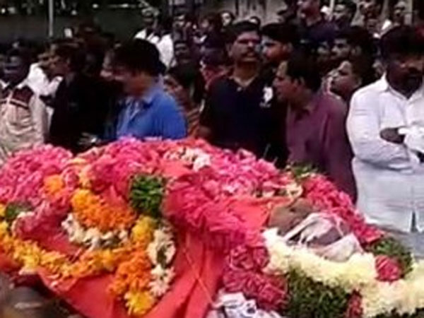 పెద్ద ఎత్తున తరలి వస్తున్న ప్రముఖులు.. ఘన నివాళి