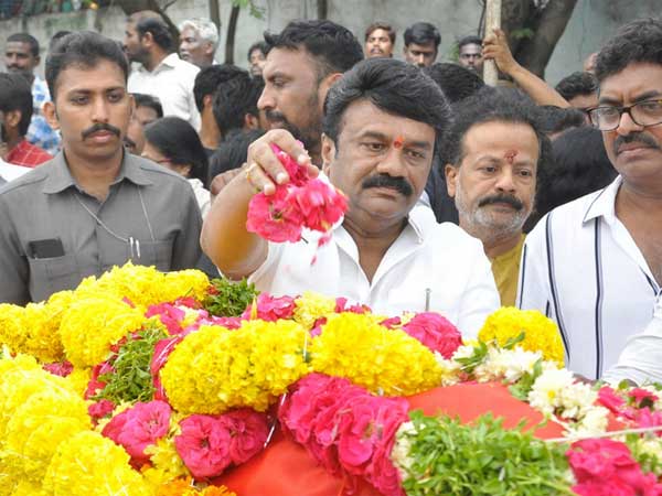 పెద్ద ఎత్తున తరలి వస్తున్న ప్రముఖులు.. ఘన నివాళి