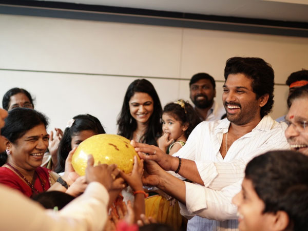 సోషల్ మీడియాలో వైరల్ పిక్స్.. బన్నీ ఫ్యామిలీని చూసి
