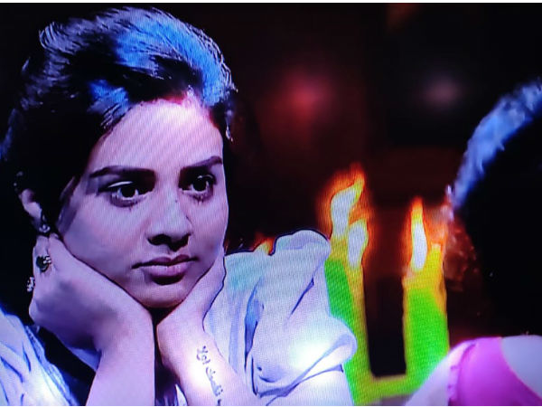 టారో రీడర్ ఇంట్లోకి