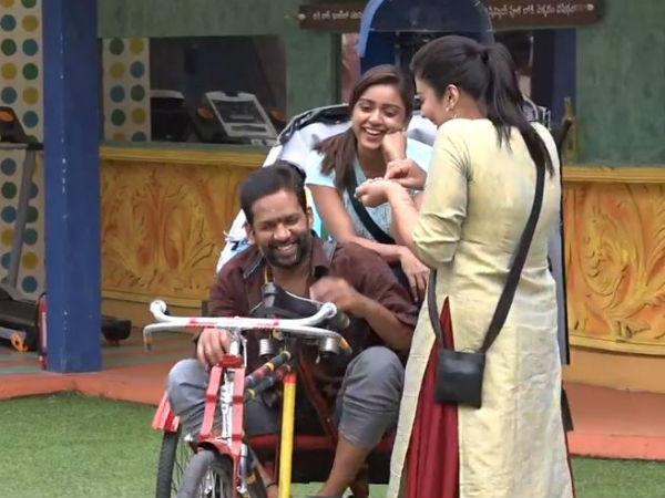 రిక్షాలో వీర విహారం..