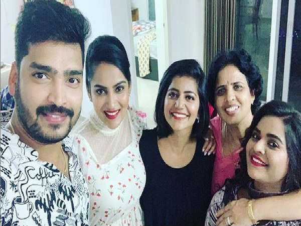 పబ్లో ఎంజాయ్ చేస్తోన్న కంటెస్టెంట్లు..