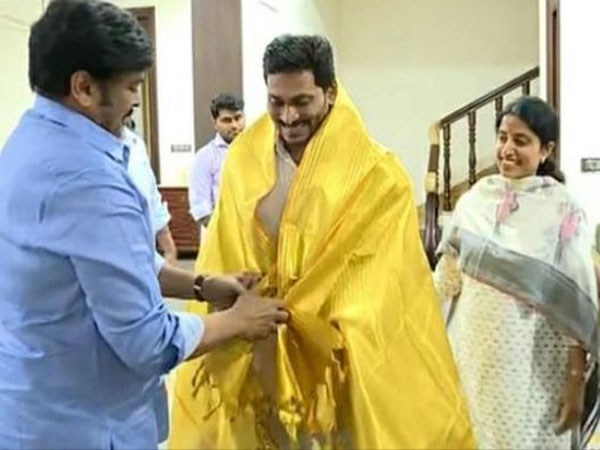 కండువా కప్పి సన్మానం