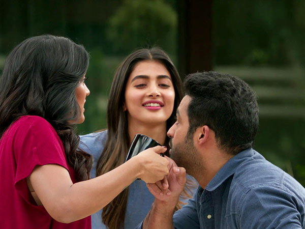 అరవింద సమేతలో పూజా హెగ్డే పక్కన