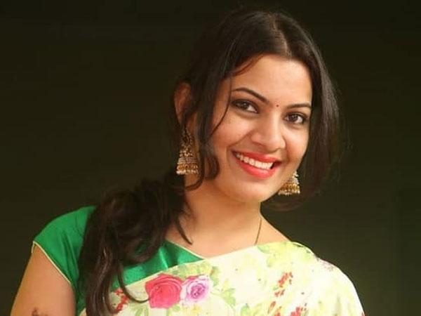 పాటలతో ఎంటర్టైన్ చేసిన గీత..
