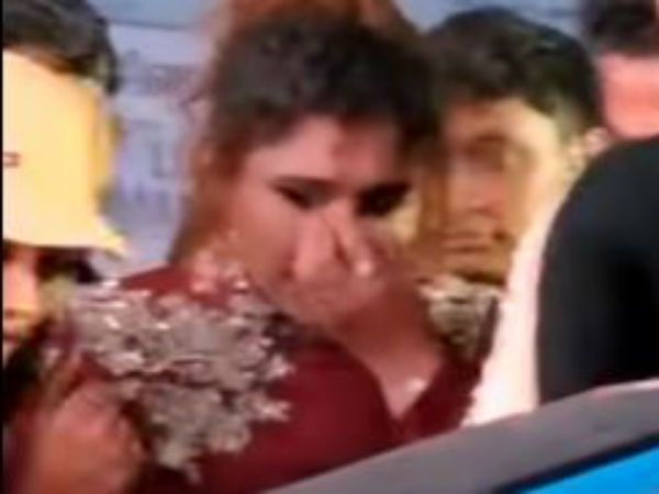 ముక్కుకు తగలడంతో స్టేజ్పై కన్నీరు..
