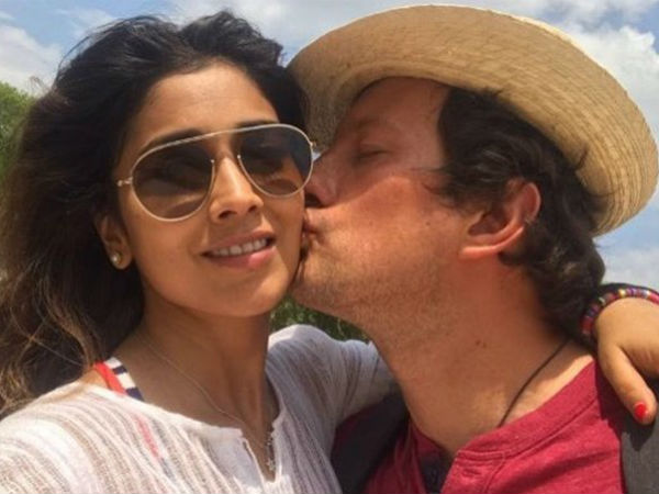 పబ్లిక్గా.. అందరూ చూస్తుండగానే