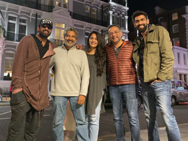 జక్కన్నను చుట్టుముట్టిన జపాన్ అభిమానులు..