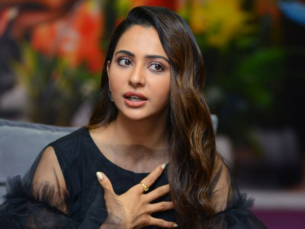 ఆ హీరో దగ్గర చెమట కంపు.. ఆమె నాకు బట్టలేస్తుంది.. విప్పేస్తుంది.. షాకింగ్ విషయాలు చెప్పిన రకుల్