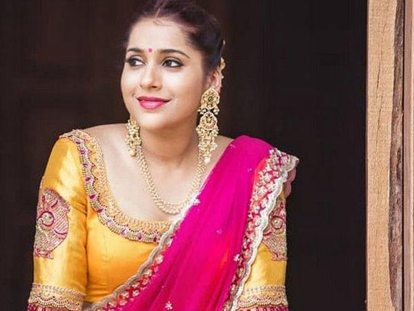సోషల్ మీడియాలో హాట్ ఫోటోలతో హల్చల్..