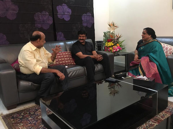 Roja Ramani Felicitated Chiranjeevi On Sye Raa Success Roja Ramani Felicitated Chiranjeevi On Sye Raa Success
