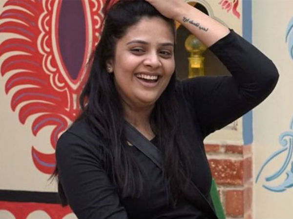 శ్రీముఖి సైగలు..