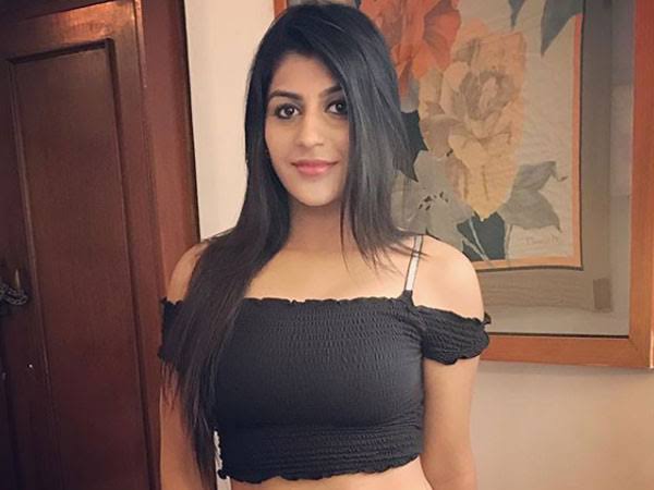 యషికా ప్రయాణిస్తున్న వాహనం