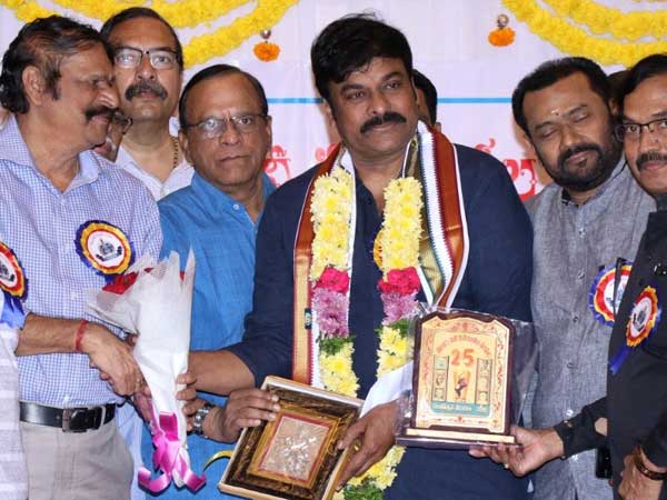 సత్యానంద్ను సింహాసనంపై కూర్చొపెట్టి