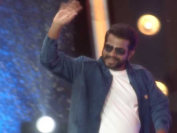 బాలయ్య డైలాగుతో బెంబేలెత్తించాడు