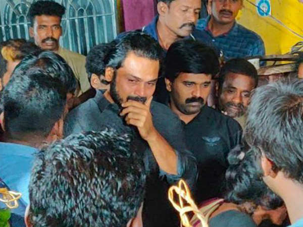 మౌనం పాటించిన హీరో..