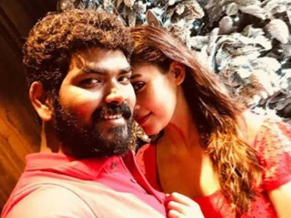 కళ్లలోకి చూస్తూ.. కవిత్వం..