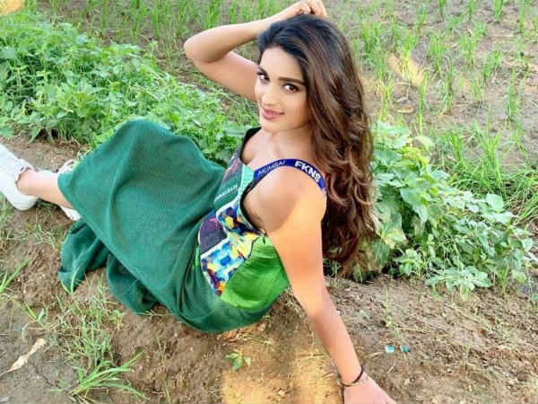 అడ్డెవరన్నట్లుగా అందాల ప్రదర్శన