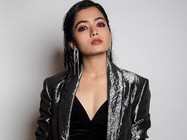బాలీవుడ్లోనూ అడుగు