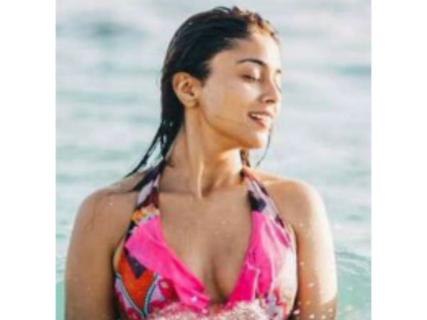 బ్లాక్ బికినీలో శ్రీయ అందాలు