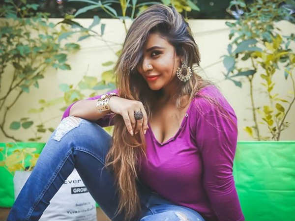 ఆపేవాడే లేడనట్లుగా శ్రీరెడ్డి హంగామా
